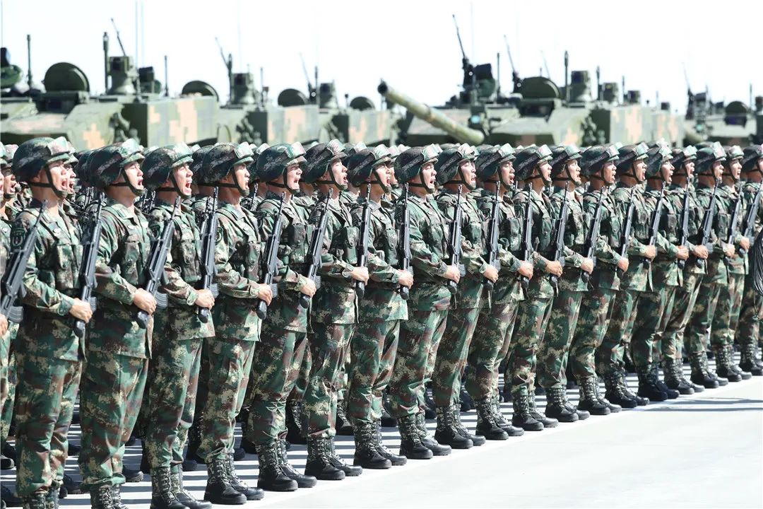 慶祝中國人民解放軍建軍90周年閱兵現(xiàn)場，受閱部隊接受檢閱。.jpg