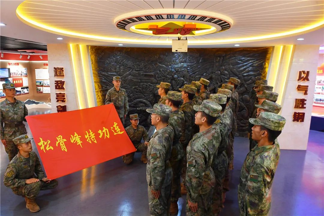 陸軍第81集團軍某旅“松骨峰特功連”舉行新兵對連旗宣誓儀式。.jpg