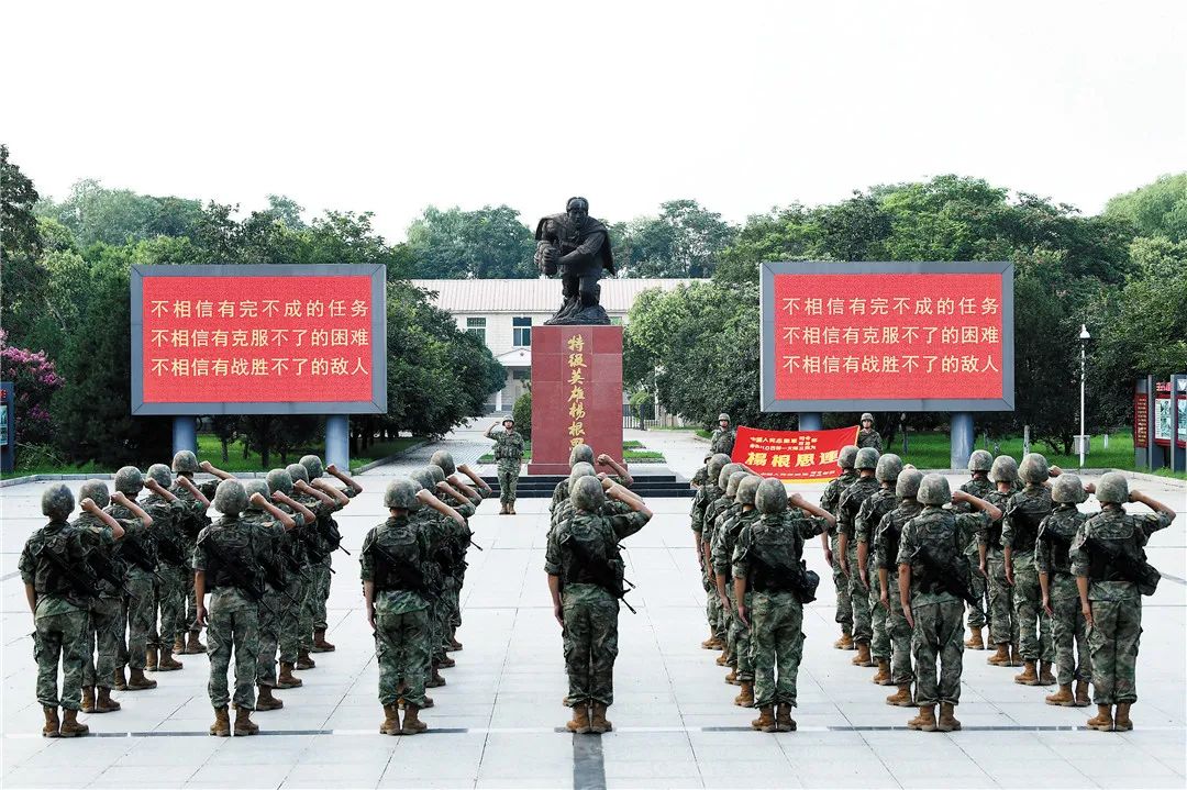 陸軍第83集團軍某旅“楊根思連”官兵向老連長報告。何百源 攝.jpg