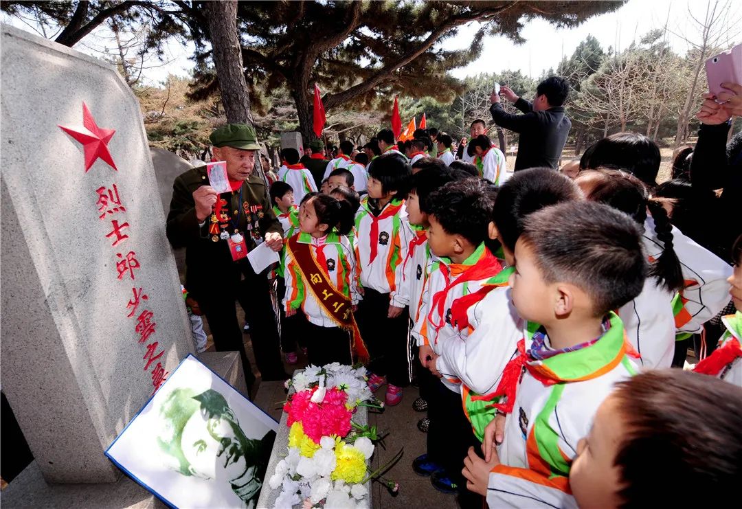 在沈陽抗美援朝烈士陵園，志愿軍老戰(zhàn)士向?qū)W生們講述邱少云的英雄事跡。張文魁 攝.jpg
