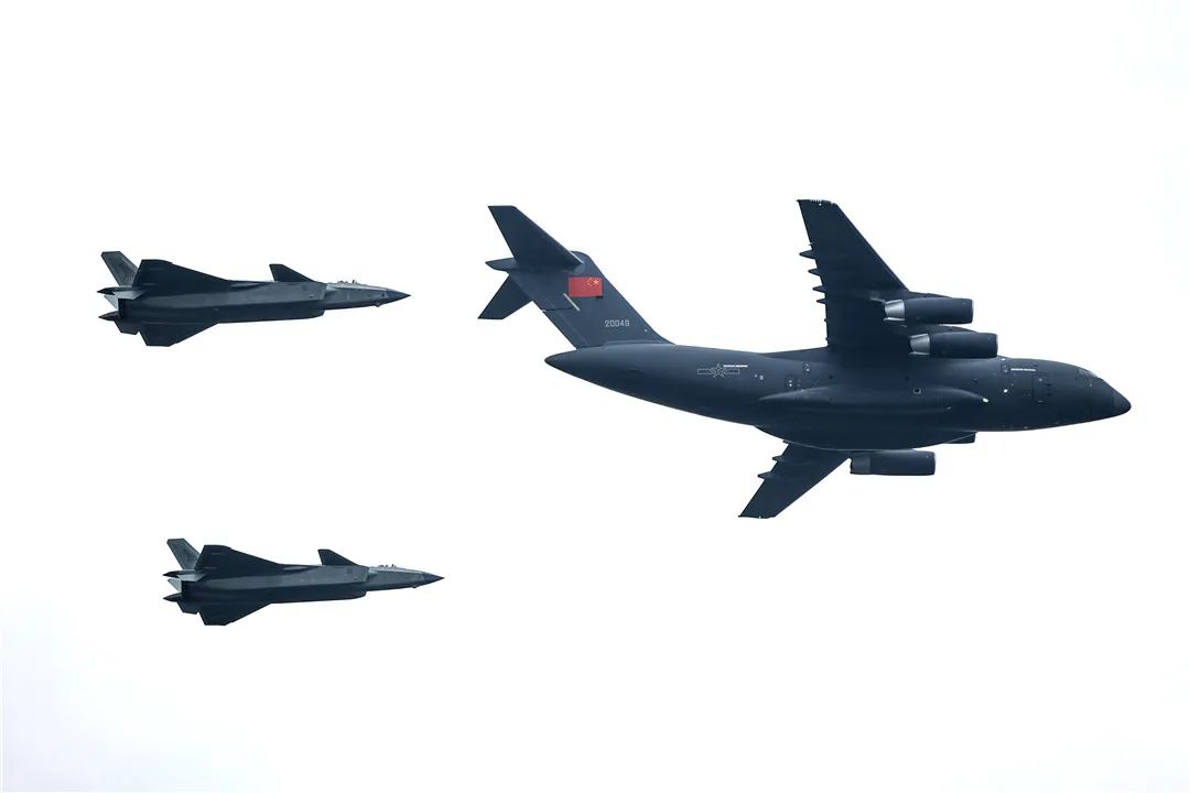 2022年9月16日，空軍兩架戰(zhàn)斗機為護送志愿軍烈士遺骸的專機護航。.jpg