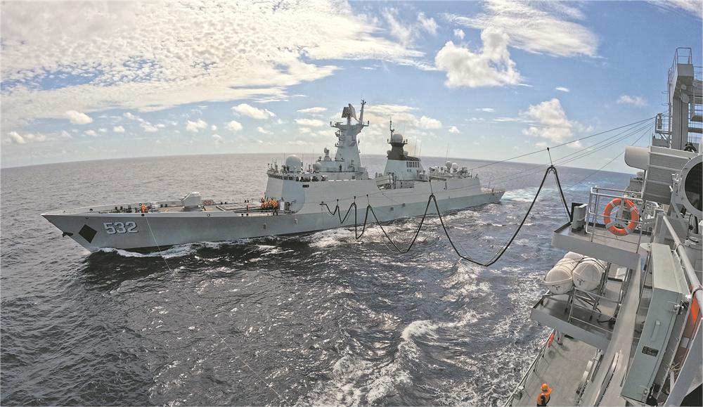 近日，中國海軍第44批護(hù)航編隊(duì)在前往亞丁灣、索馬里海域途中順利完成液貨補(bǔ)給，這是該批護(hù)航編隊(duì)起航以來首次進(jìn)行海上補(bǔ)給。.jpg