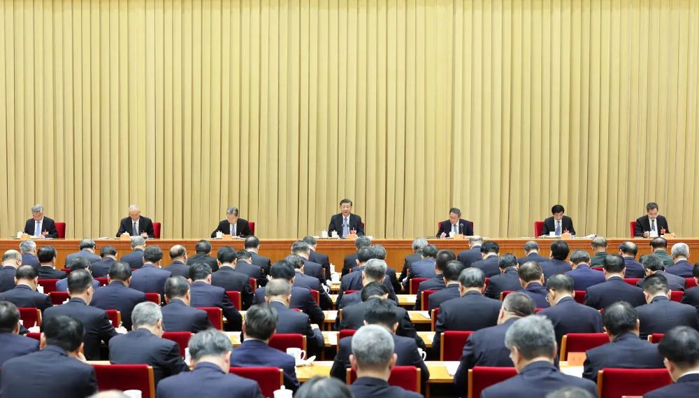 12月11日至12日，中央經(jīng)濟(jì)工作會(huì)議在北京舉行。中共中央總書記、國家主席、中央軍委主席習(xí)近平出席會(huì)議并發(fā)表重要講話。李強(qiáng)、趙樂際、王滬寧、蔡奇、丁薛祥、李希出席會(huì)議。新華社記者 姚大偉 攝.jpg