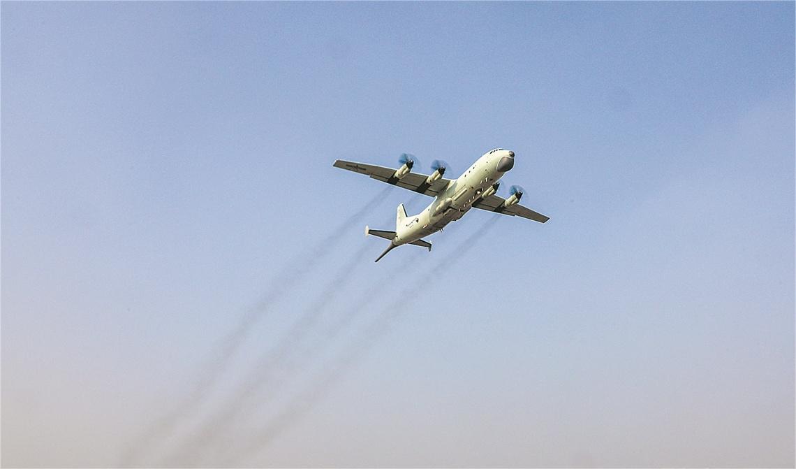 戰(zhàn)機(jī)加速升空。.jpg