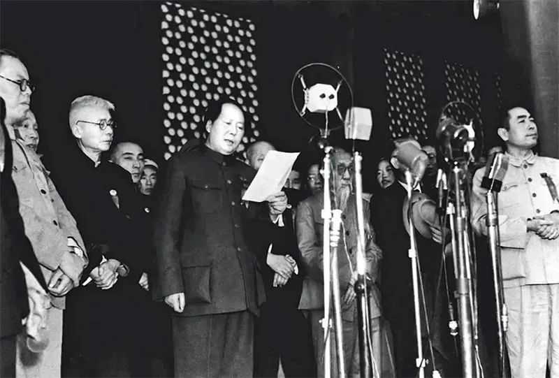 1949年10月1日，毛澤東在天安門城樓上莊嚴(yán)宣告：“中華人民共和國中央人民政府今天成立了?！?圖源：新華社.jpg