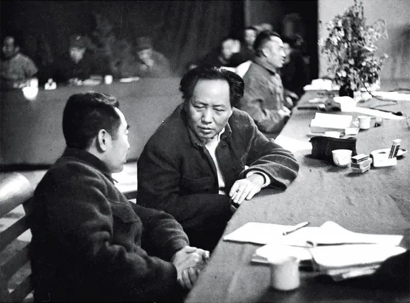 1945年召開的黨的七大，確立毛澤東思想為黨的指導(dǎo)思想，使全黨在思想上政治上組織上達(dá)到空前統(tǒng)一和團(tuán)結(jié)。圖為毛澤東、周恩來、朱德同志在七大主席臺上 圖源：新華社.jpg