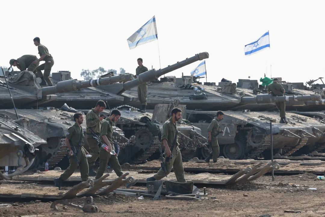 當?shù)貢r間2024年1月1日，在以色列南部，以軍士兵嚴陣以待.jpg