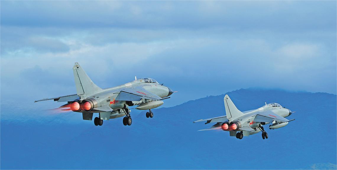 近日，南部戰(zhàn)區(qū)空軍航空兵某旅組織實(shí)戰(zhàn)化飛行訓(xùn)練。卓靈鵬攝.jpg