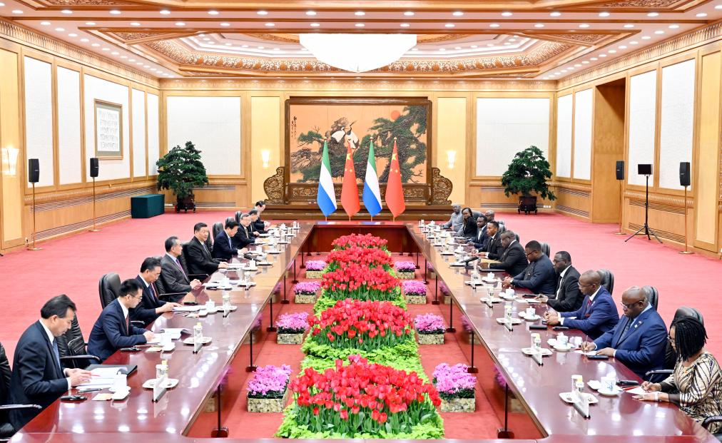 國家主席習(xí)近平在北京人民大會(huì)堂同來華進(jìn)行國事訪問的塞拉利昂總統(tǒng)比奧舉行會(huì)談1.jpg