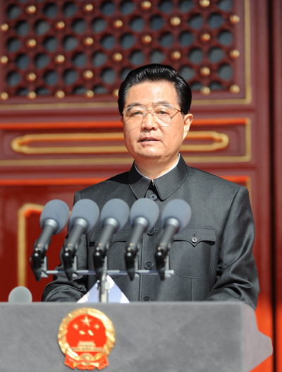 10月1日，首都各界慶祝中華人民共和國成立60周年大會在北京天安門廣場隆重舉行。這是中共中央總書記、國家主席、中央軍委主席胡錦濤發(fā)表重要講話。新華社記者樊如鈞攝.jpg