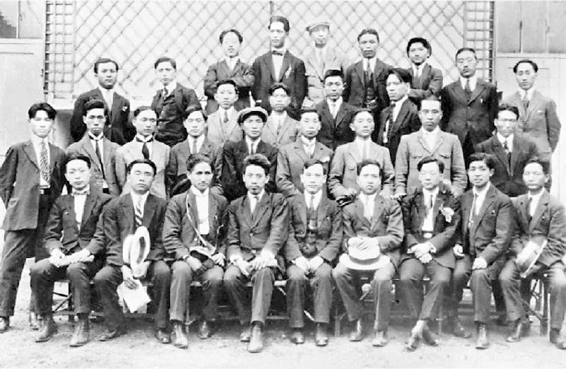 1924年7月，出席旅歐中國(guó)共產(chǎn)主義青年團(tuán)第三次代表大會(huì)的代表在巴黎合影，后排右三為鄧小平.jpg