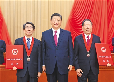中共中央總書記、國家主席、中央軍委主席習(xí)近平向獲得二〇二三年度國家最高科學(xué)技術(shù)獎的武漢大學(xué)李德仁院士（右）和清華大學(xué)薛其坤院士（左）頒獎。.jpg