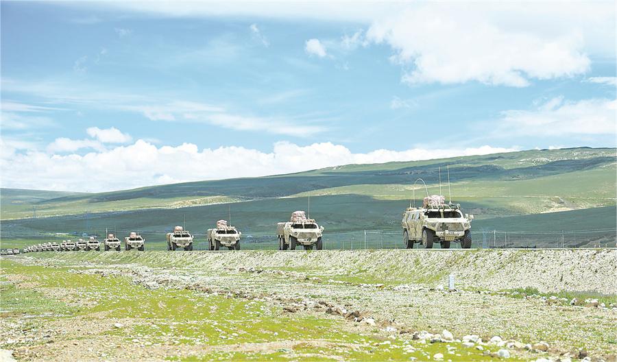 近日，西藏軍區(qū)某部組織長途機動訓練。 楊  凱 攝.jpg
