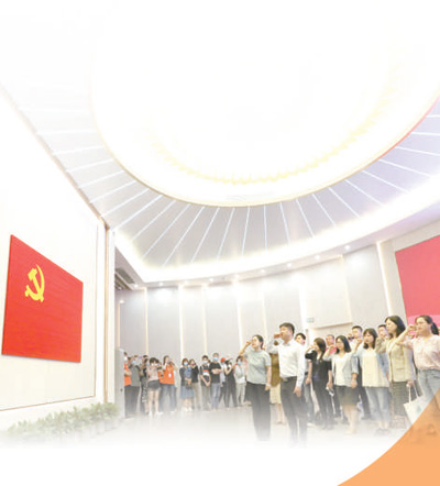 黨員在中共一大紀(jì)念館里重溫入黨誓詞。.jpg
