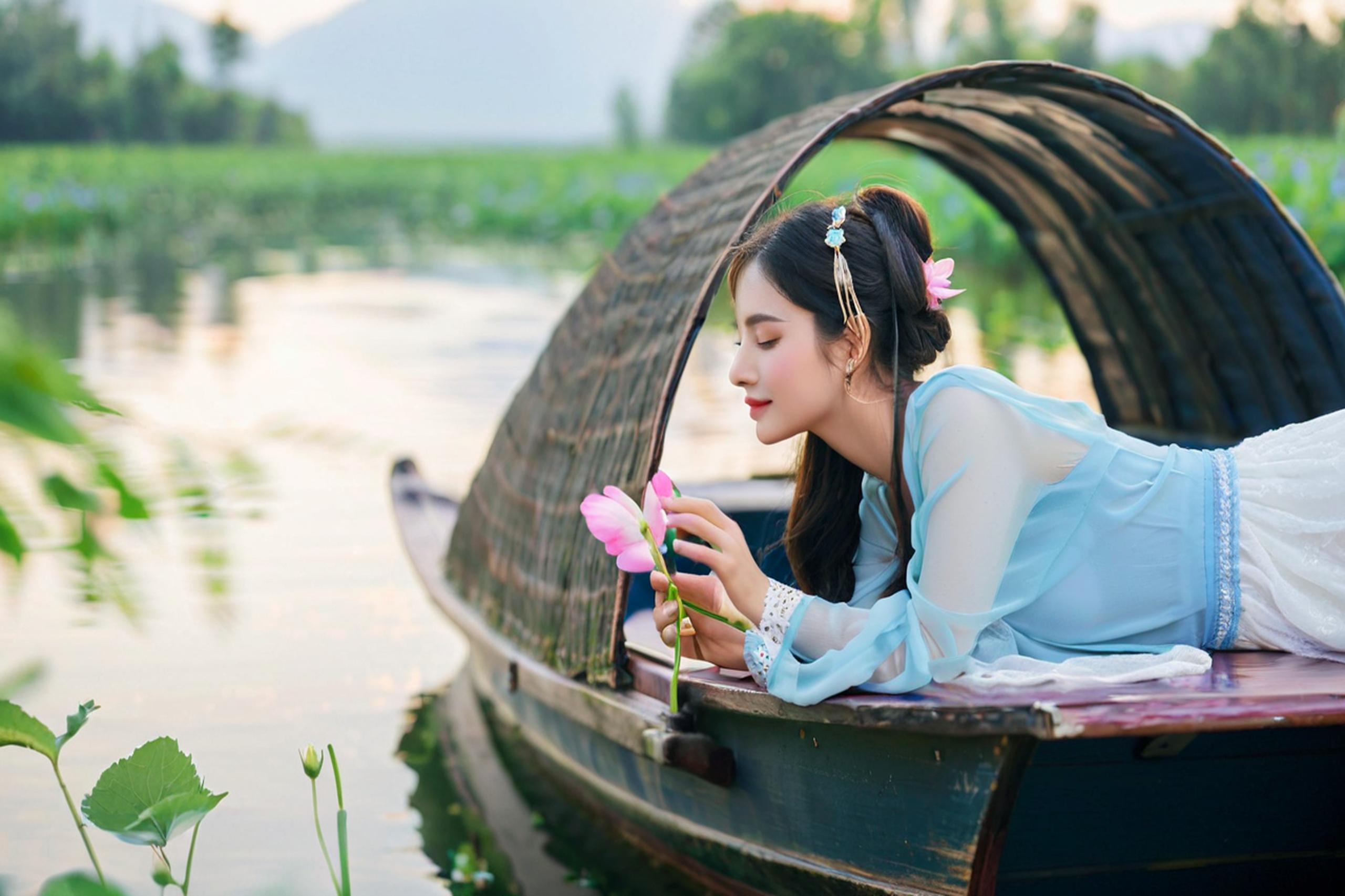 弄篙莫濺水，畏濕紅蓮衣.jpg