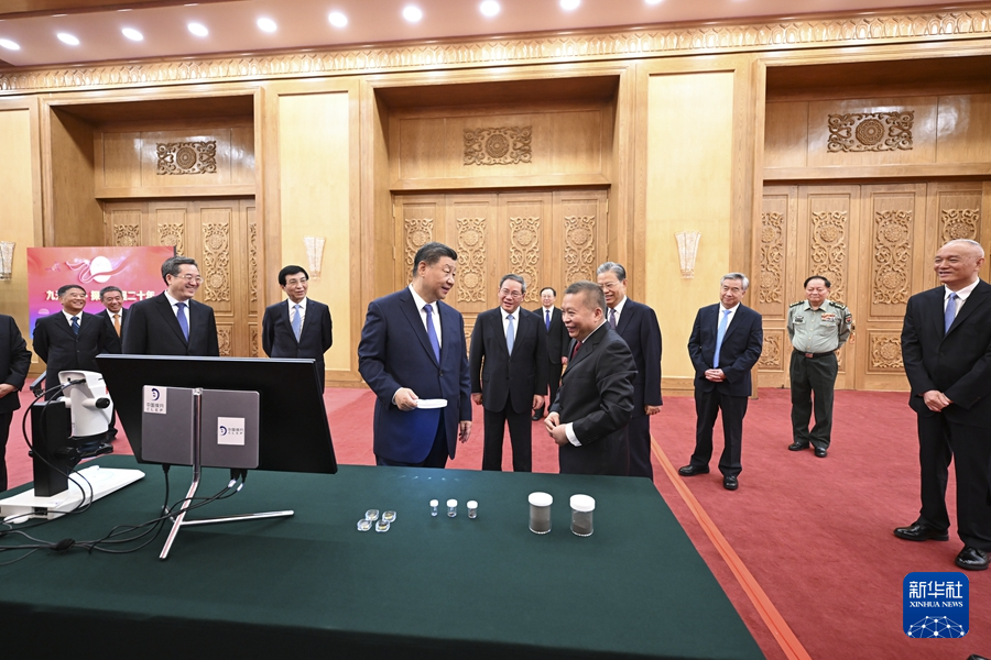 習(xí)近平在接見探月工程嫦娥六號(hào)任務(wù)參研參試人員代表3.jpg