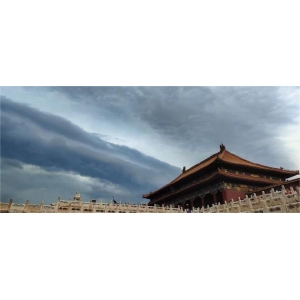雷雨云團(tuán)過(guò)境，北京天空現(xiàn)壯觀弧狀云