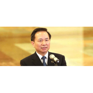 他是現(xiàn)任最年輕政治局委員，今年不到60歲，還身兼3個(gè)重要領(lǐng)導(dǎo)