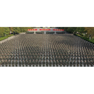 為千余名新兵授槍，現(xiàn)場(chǎng)太震撼！