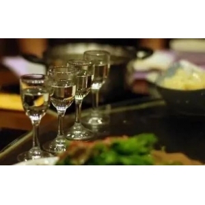 以我二兩情深酒，為君飲盡十年心